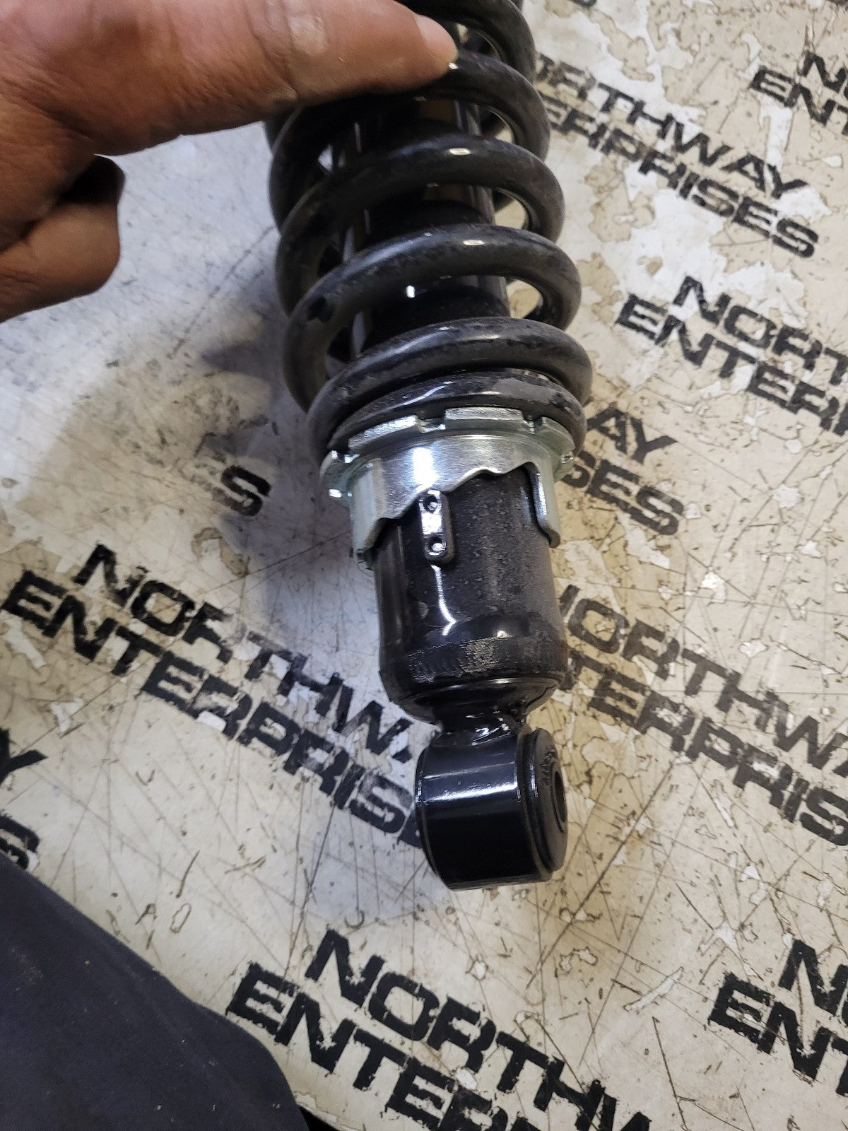 AM137814 JOHN DEERE Gator 825i 10 Shock Rear