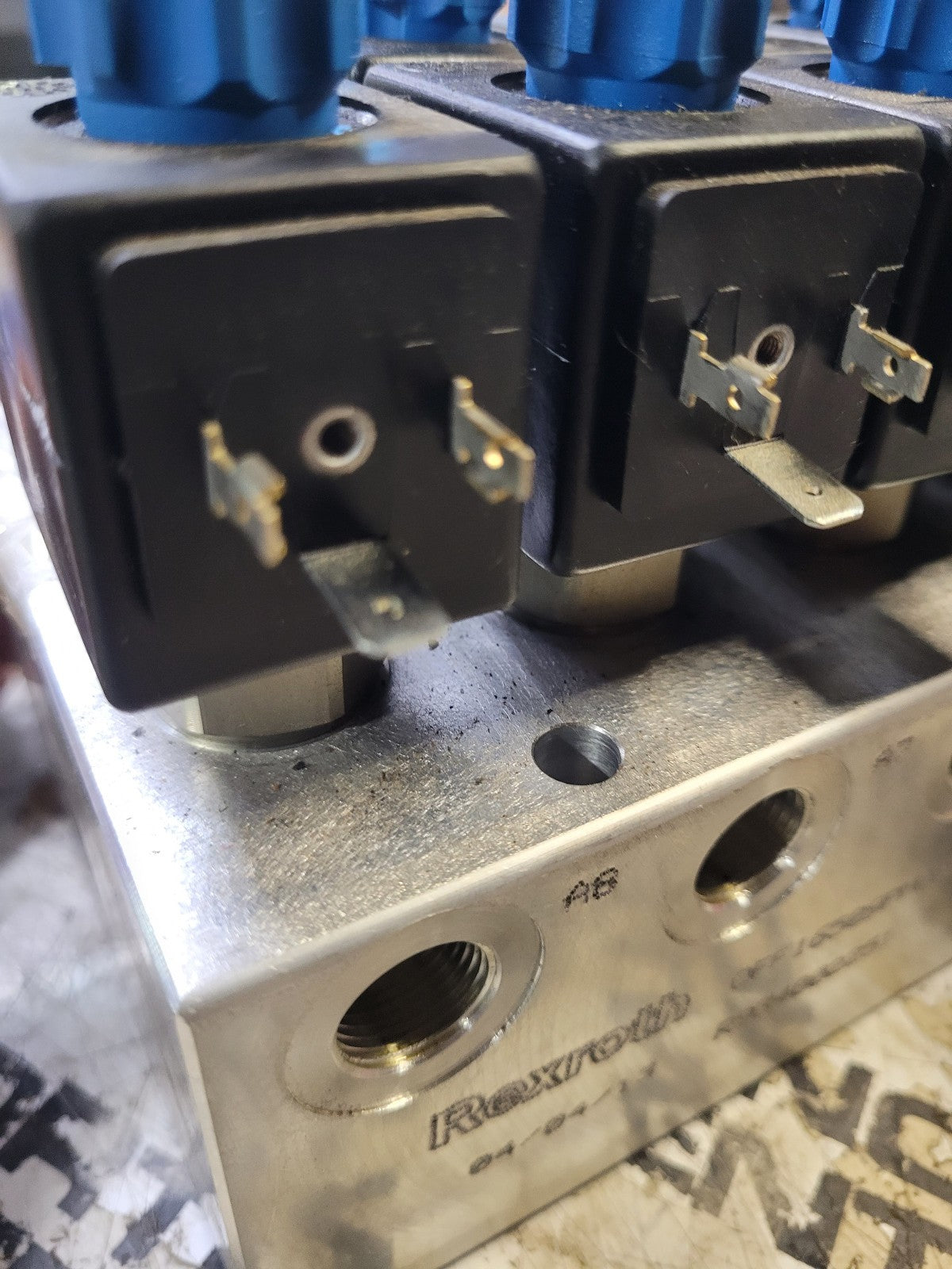 Rexroth R934002251 L5111G201AC0100 R933004446 CONTROL VALVE BANK