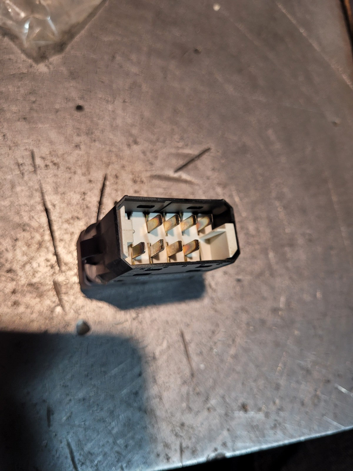 NEW A06-81625-001 FREIGHTLINER POWER DOOR UNLOCK SWITCH