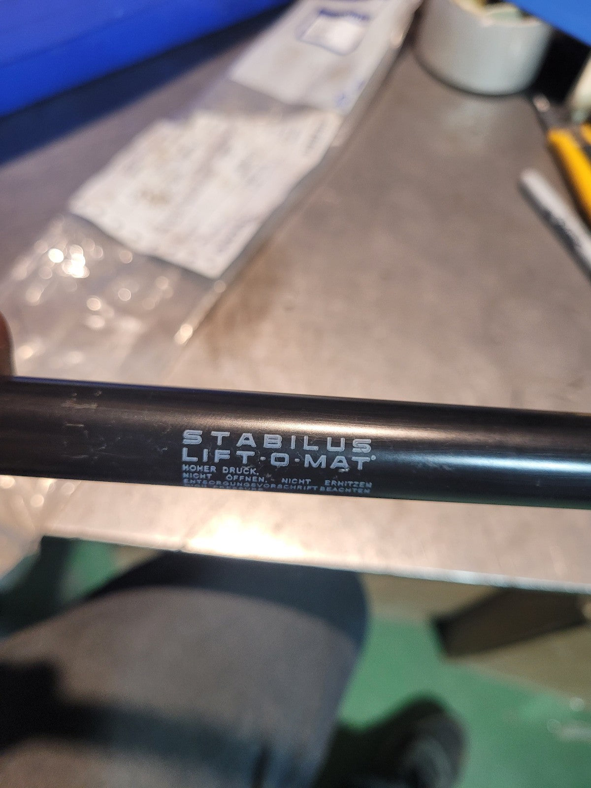 NEW GENUINE VOLVO 17208460 VOE17208460 GAS SPRING