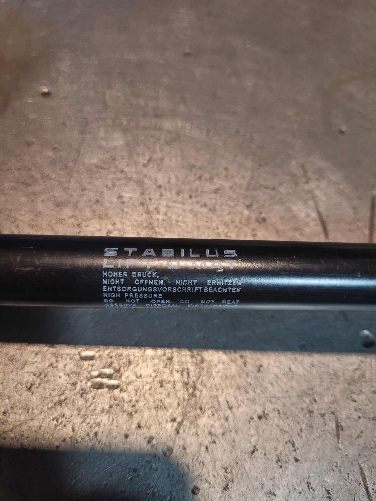 NEW GENUINE VOLVO 17208460 VOE17208460 GAS SPRING