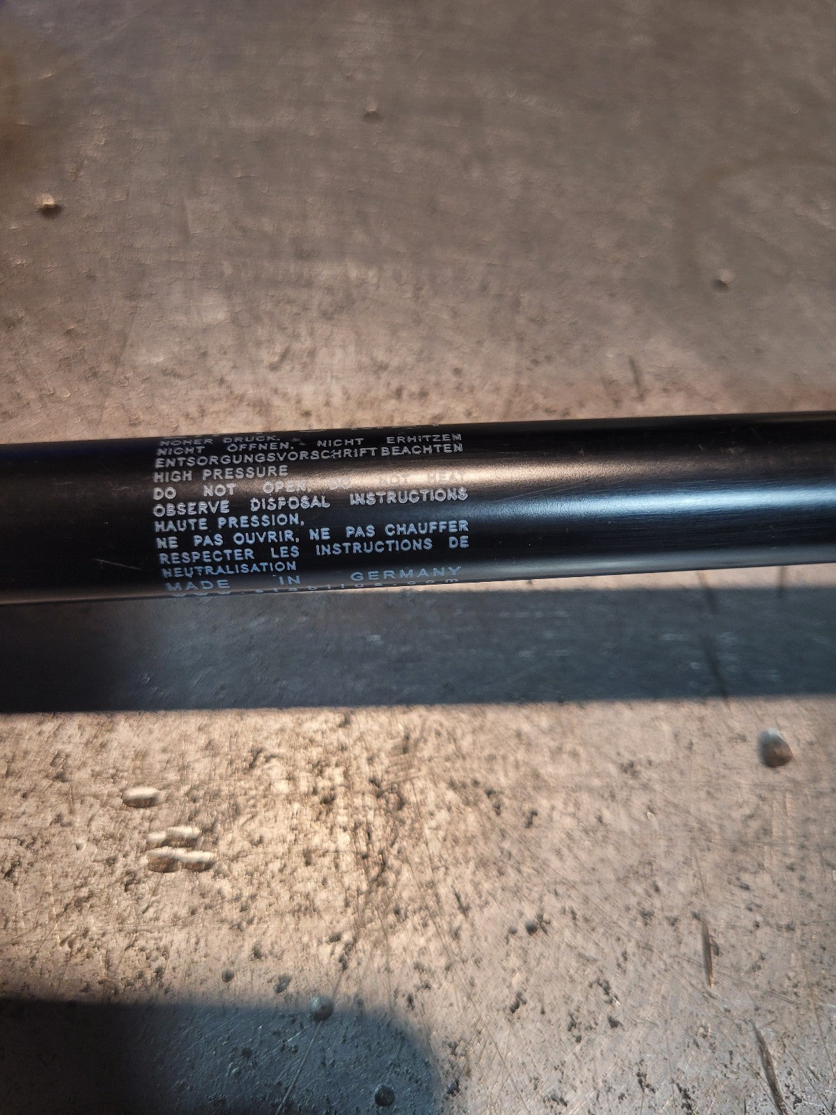 NEW GENUINE VOLVO 17208460 VOE17208460 GAS SPRING