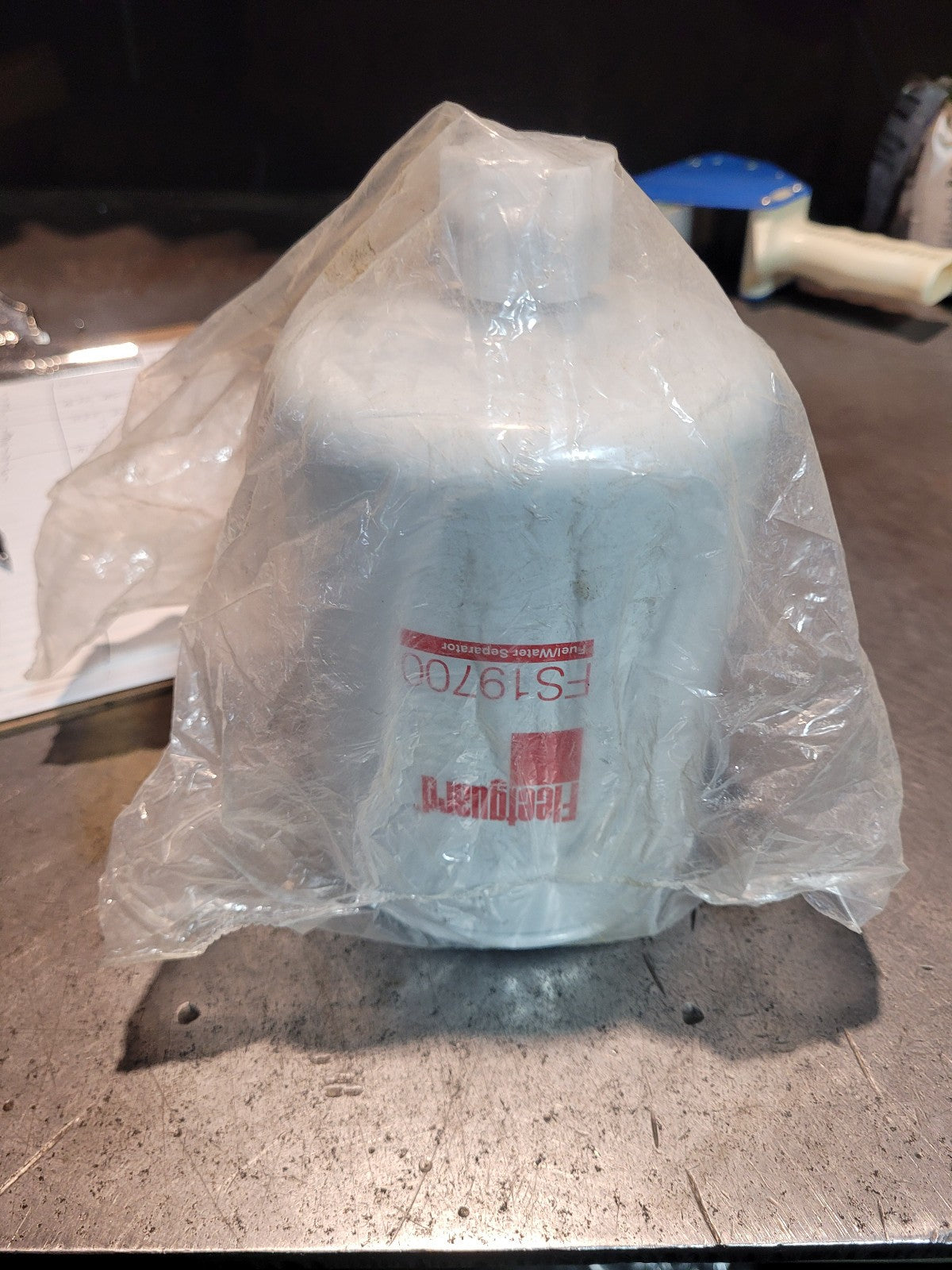 FS19700 Fleetguard Fuel / Water Separator cross: BF7853 RE522688