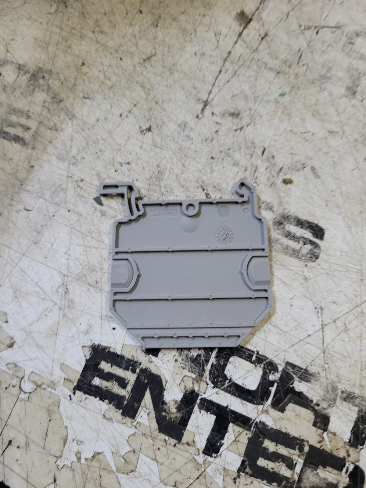 1 BAG OF 195PC - 651-3047167 PHOENIX CONTACT ATP-UT - Partition plate - 3047167