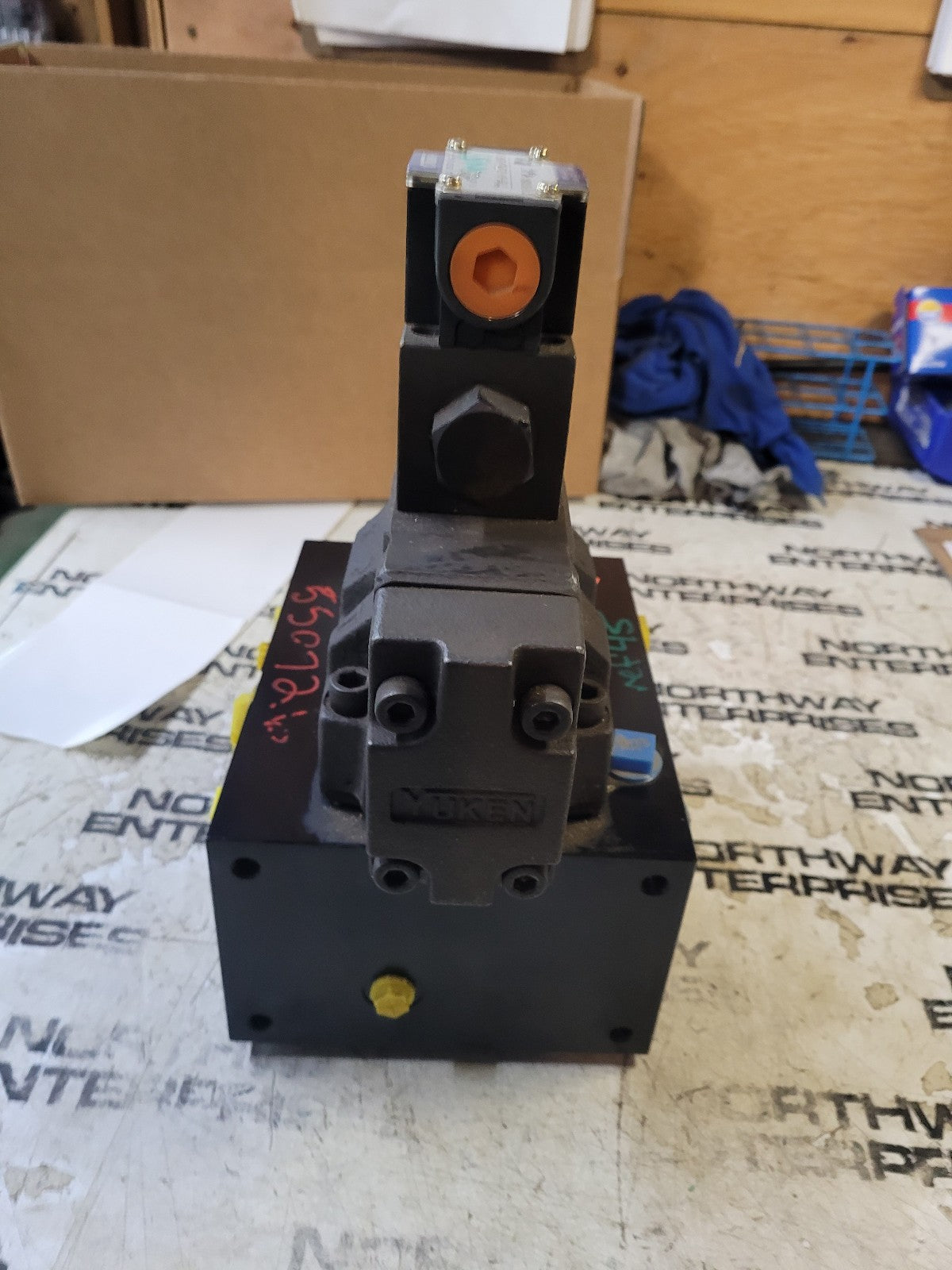 dshg-04-2b60d24-5090 dshg-04-2b2-d24-5090 2-Pos Pilot Oper Sol Dir Valve YUKEN