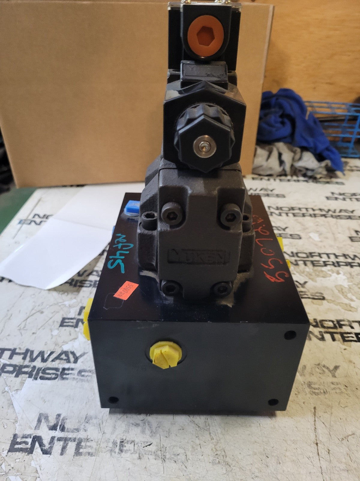 dshg-04-2b60d24-5090 dshg-04-2b2-d24-5090 2-Pos Pilot Oper Sol Dir Valve YUKEN