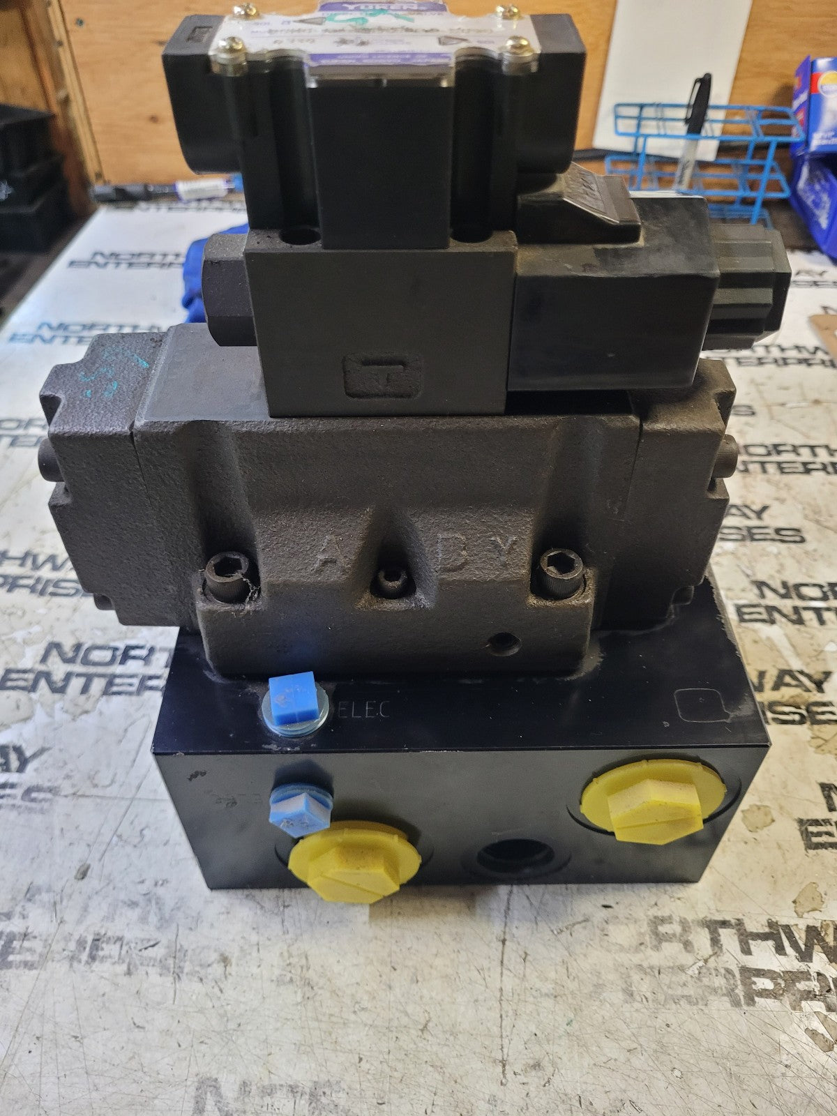 dshg-04-2b60d24-5090 dshg-04-2b2-d24-5090 2-Pos Pilot Oper Sol Dir Valve YUKEN