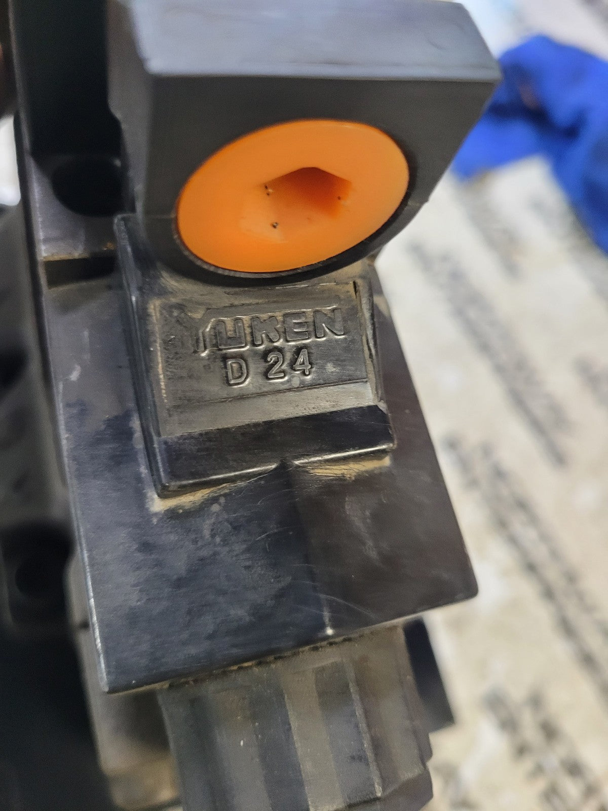 dshg-04-2b60d24-5090 dshg-04-2b2-d24-5090 2-Pos Pilot Oper Sol Dir Valve YUKEN