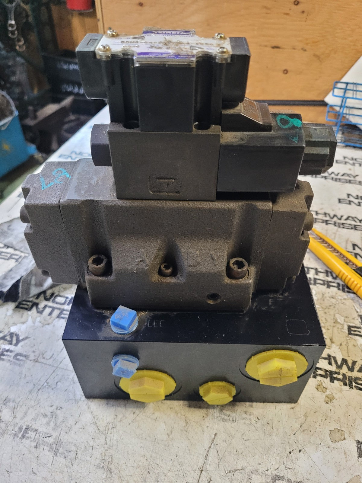dshg-04-2b60d24-5090 dshg-04-2b2-d24-5090 2-Pos Pilot Oper Sol Dir Valve YUKEN