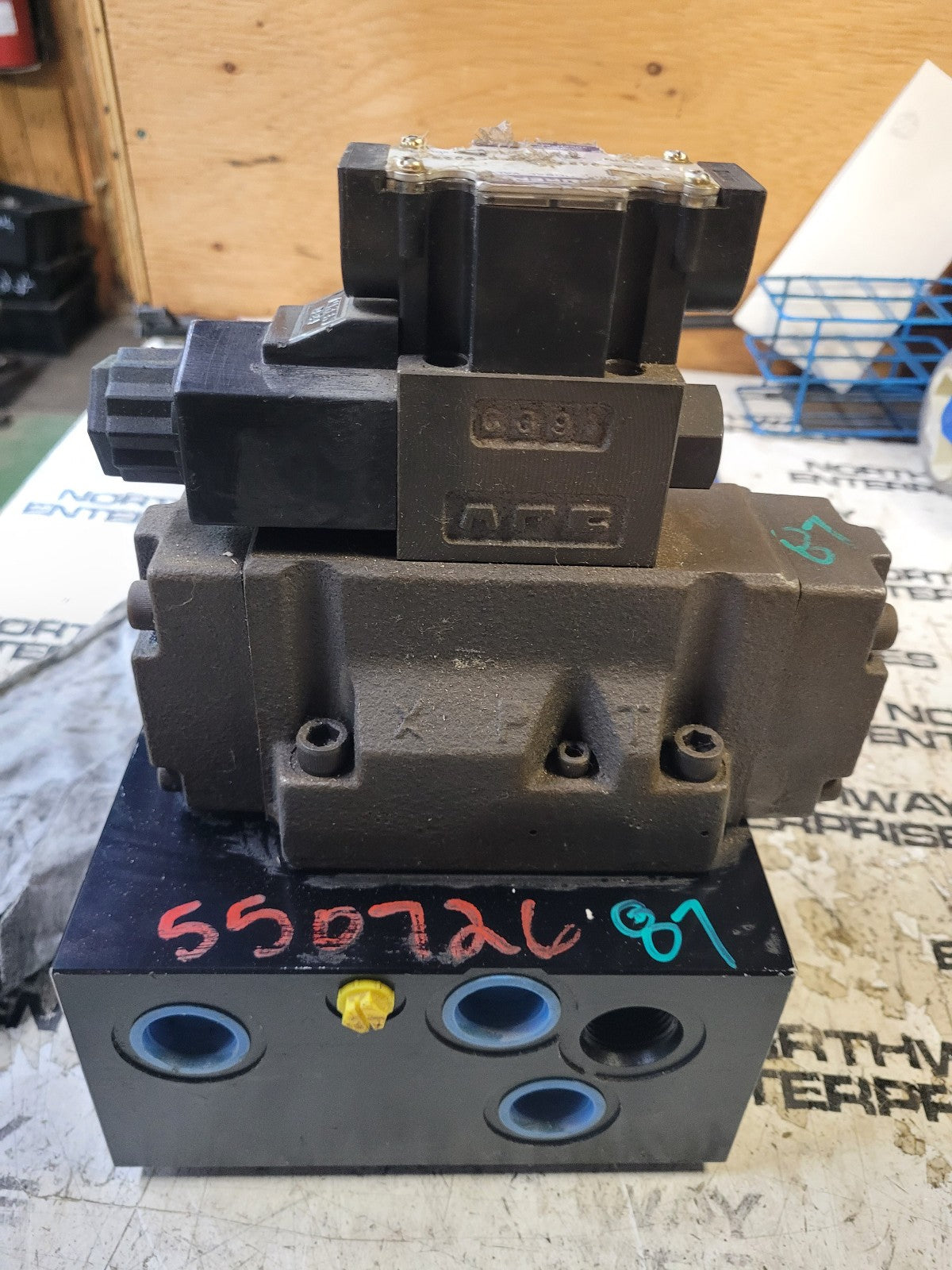 dshg-04-2b60d24-5090 dshg-04-2b2-d24-5090 2-Pos Pilot Oper Sol Dir Valve YUKEN