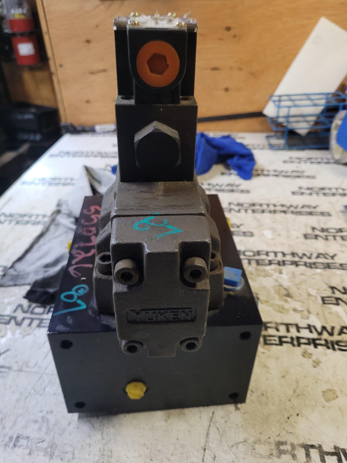 dshg-04-2b60d24-5090 dshg-04-2b2-d24-5090 2-Pos Pilot Oper Sol Dir Valve YUKEN