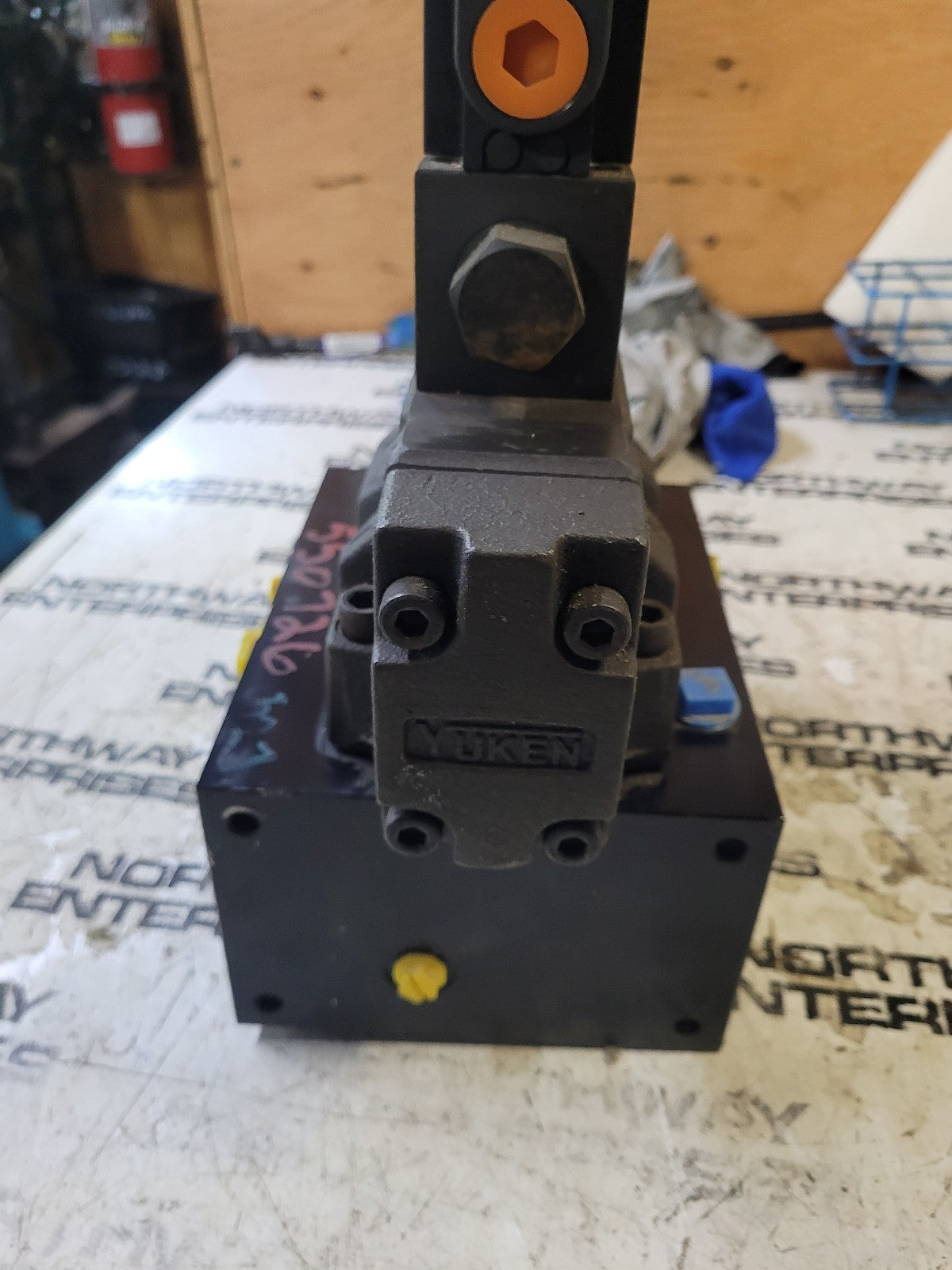 dshg-04-2b60d24-5090 dshg-04-2b2-d24-5090 2-Pos Pilot Oper Sol Dir Valve YUKEN
