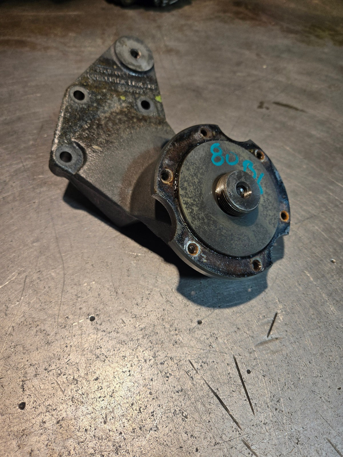 3949702 Cummins 3500 5.9L 6.7 fan hub mount pulley bracket dodge 04-09 5086744AA