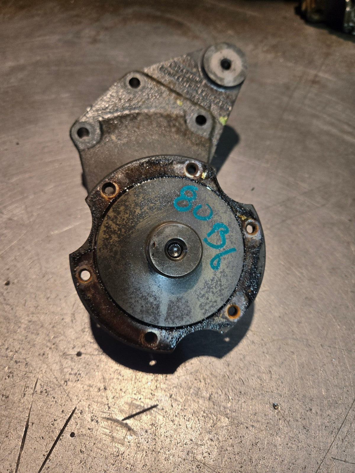 3949702 Cummins 3500 5.9L 6.7 fan hub mount pulley bracket dodge 04-09 5086744AA