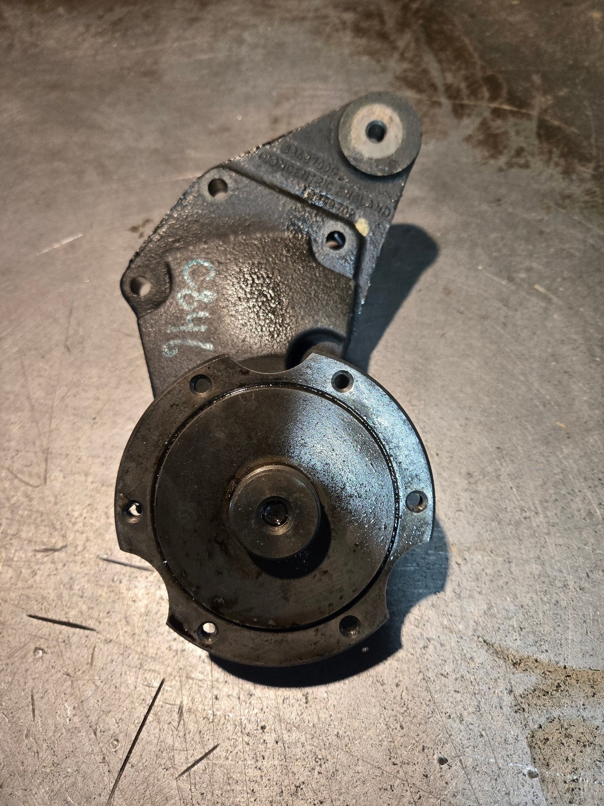 3949700 Cummins 3500 5.9L 6.7 fan hub mount pulley bracket dodge 04-09 5086744AA