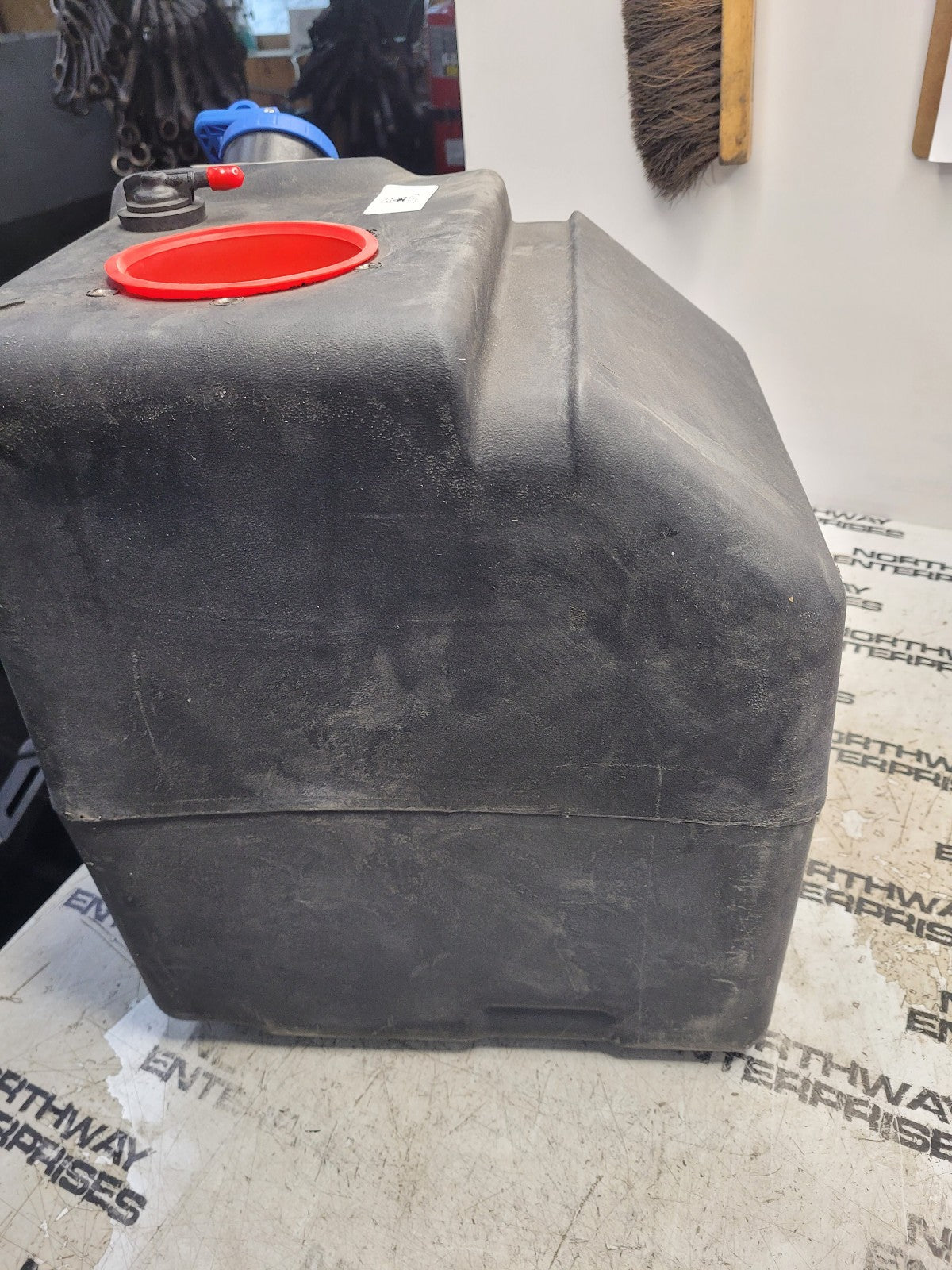 JLG DEF TANK ASSEMBLY 1001289561S M.1001289561s
