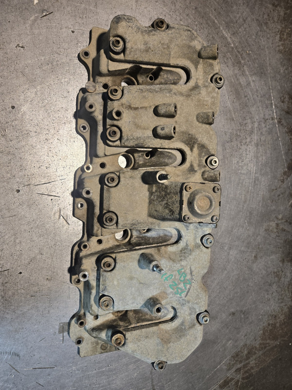 DURAMAX 6.6L DIESEL LLY LBZ LMM VALVE COVER ASSEMBLY 97309628 98063039 05-10