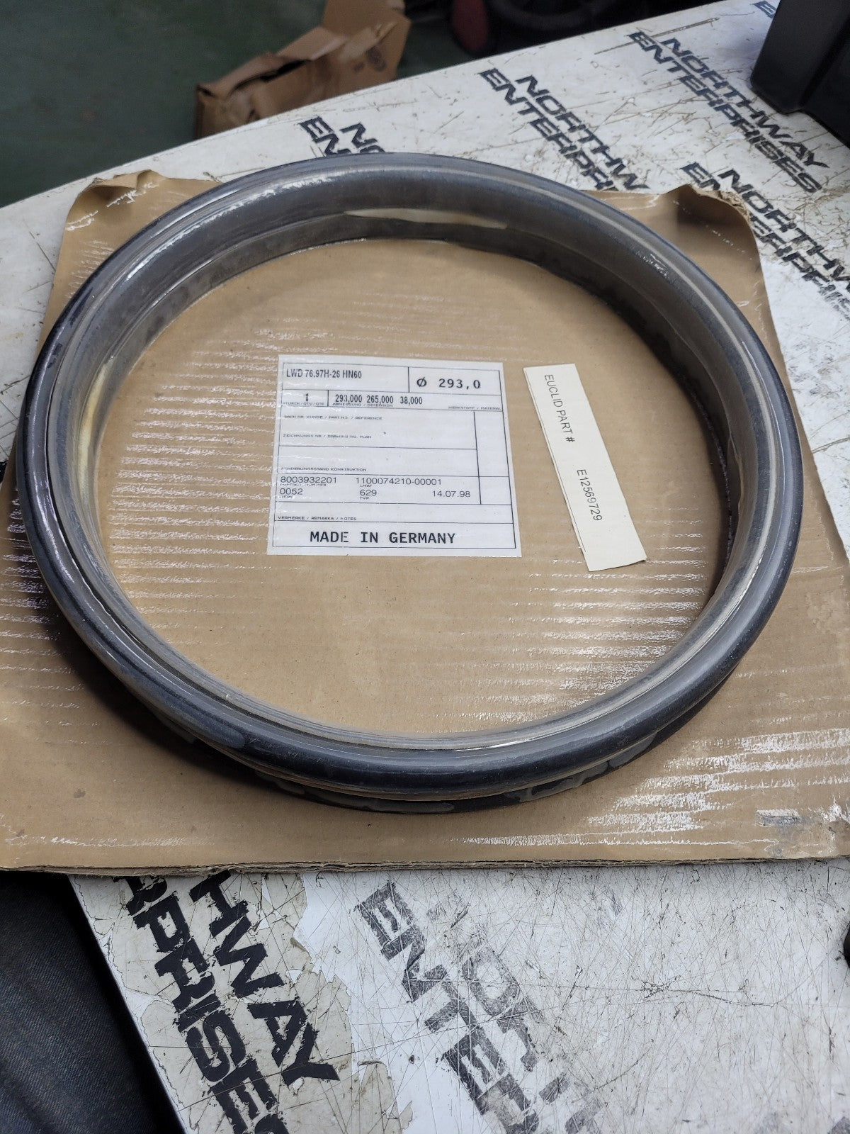 NEW 12569729 E12569729 LWD 76.97H-26 HN60 OIL SEAL