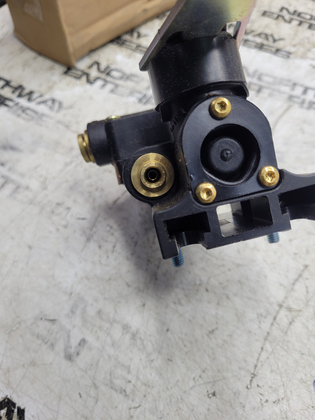 NEW 2607234C91 OEM INTERNATIONAL Leveling Valve International