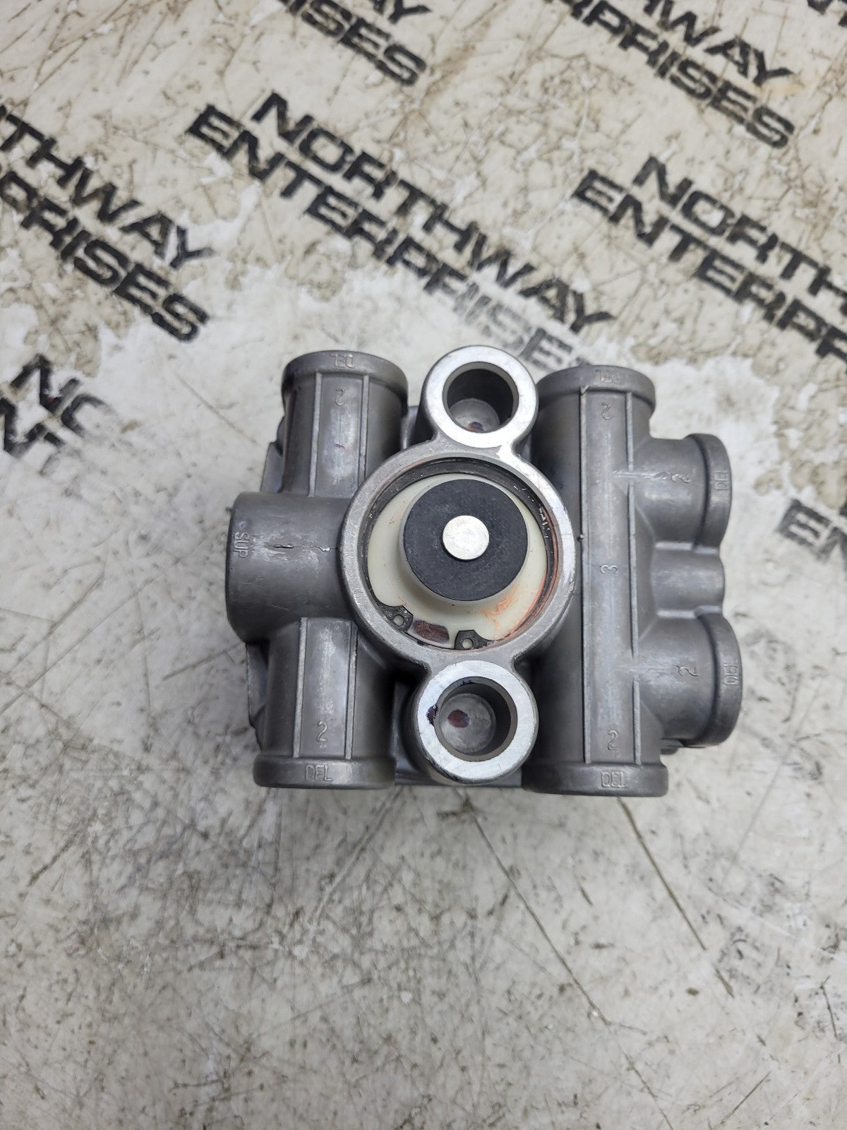 NEW Genuine Bendix R12 Relay Valve 803115