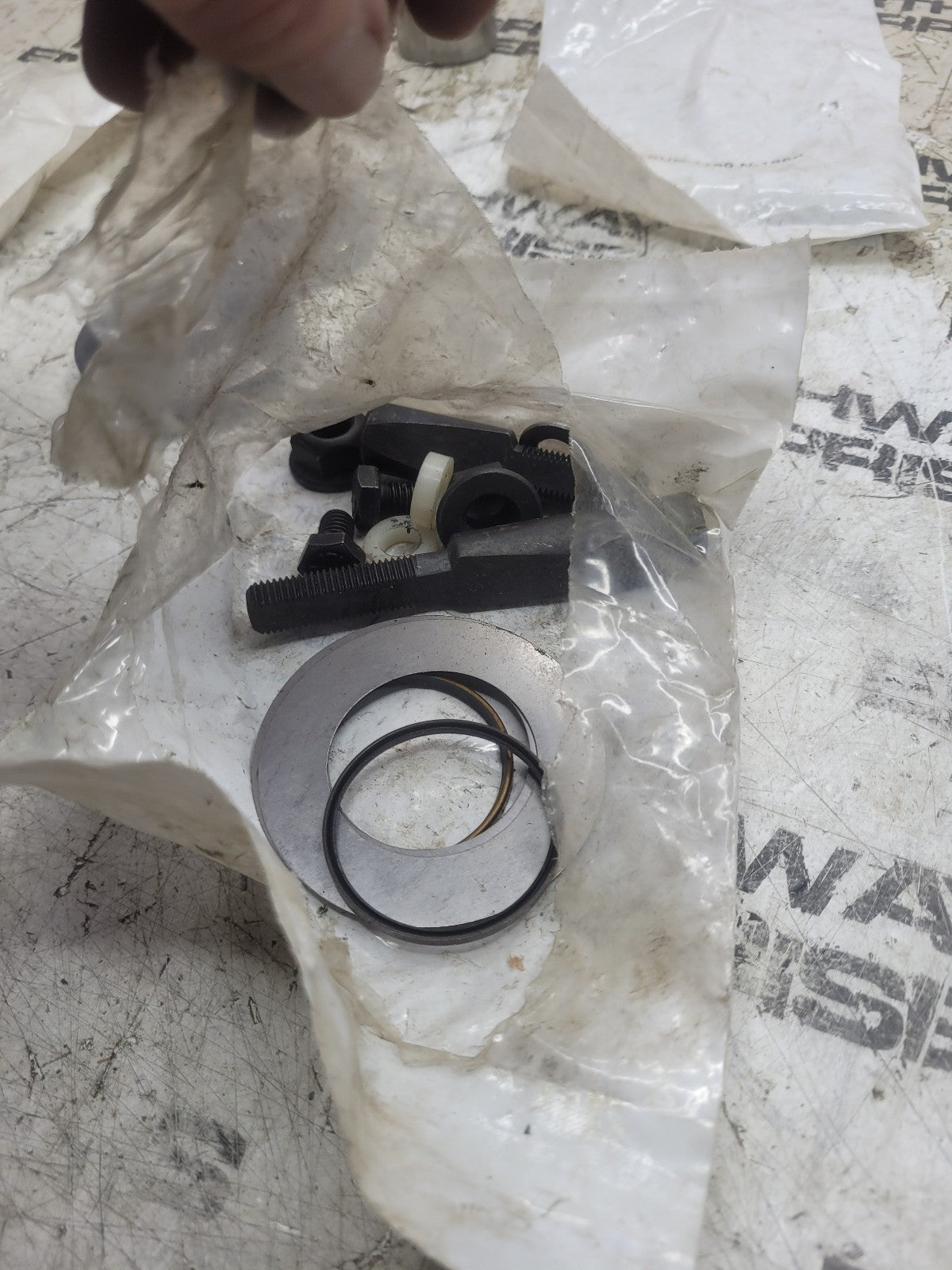 R201605 MISSING PARTS. MERITOR R201605 / CC4Z-3111-A KING PIN KIT