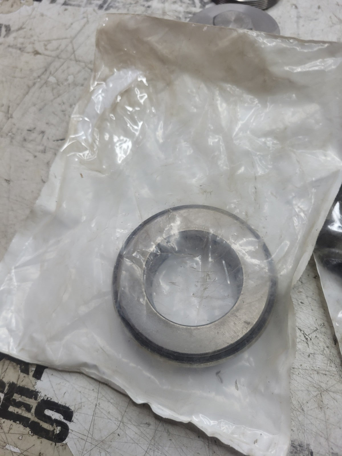 R201605 MISSING PARTS. MERITOR R201605 / CC4Z-3111-A KING PIN KIT