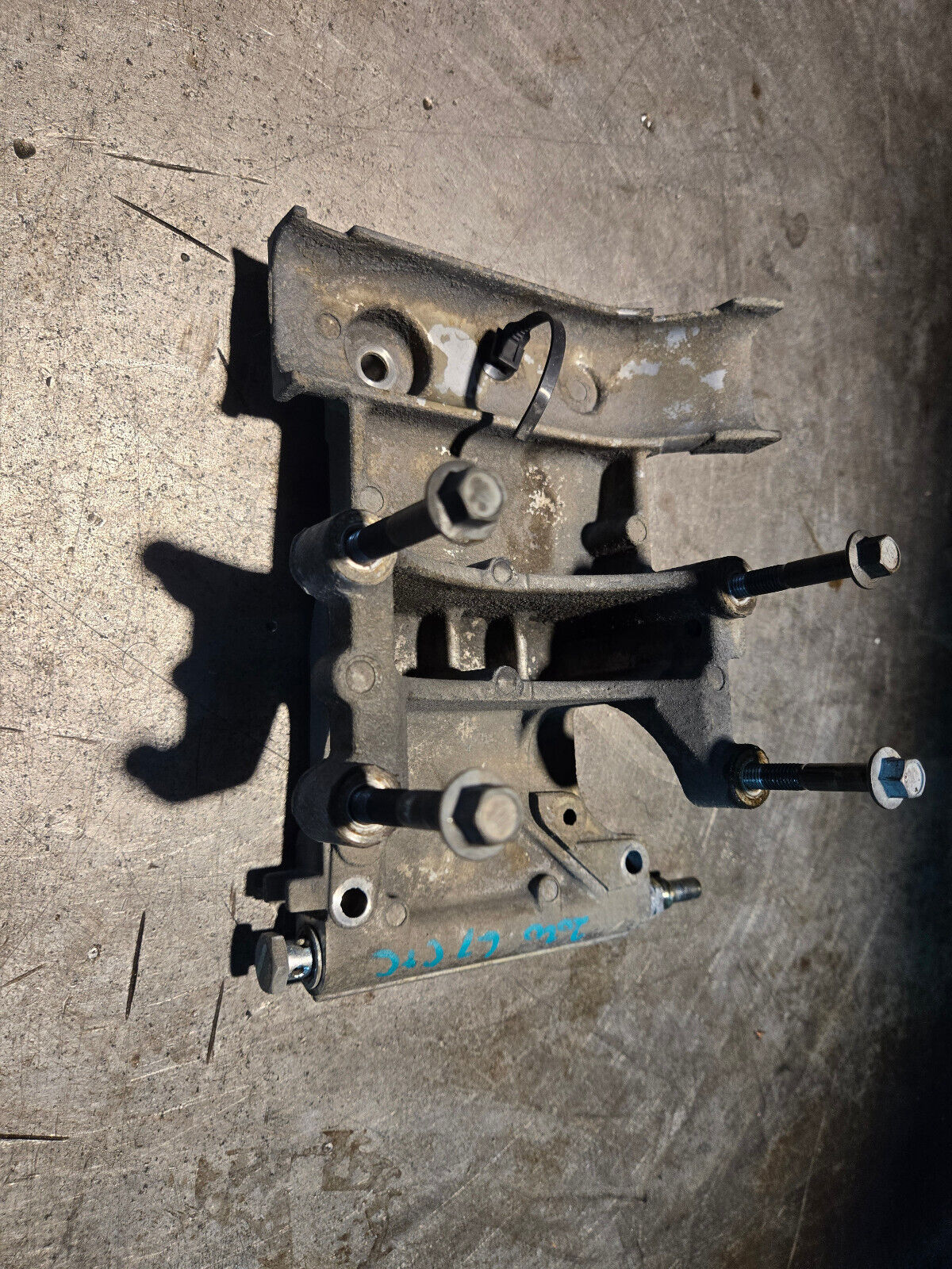 68444255AA 5523649 FUEL FILTER HOUSING BRACKET