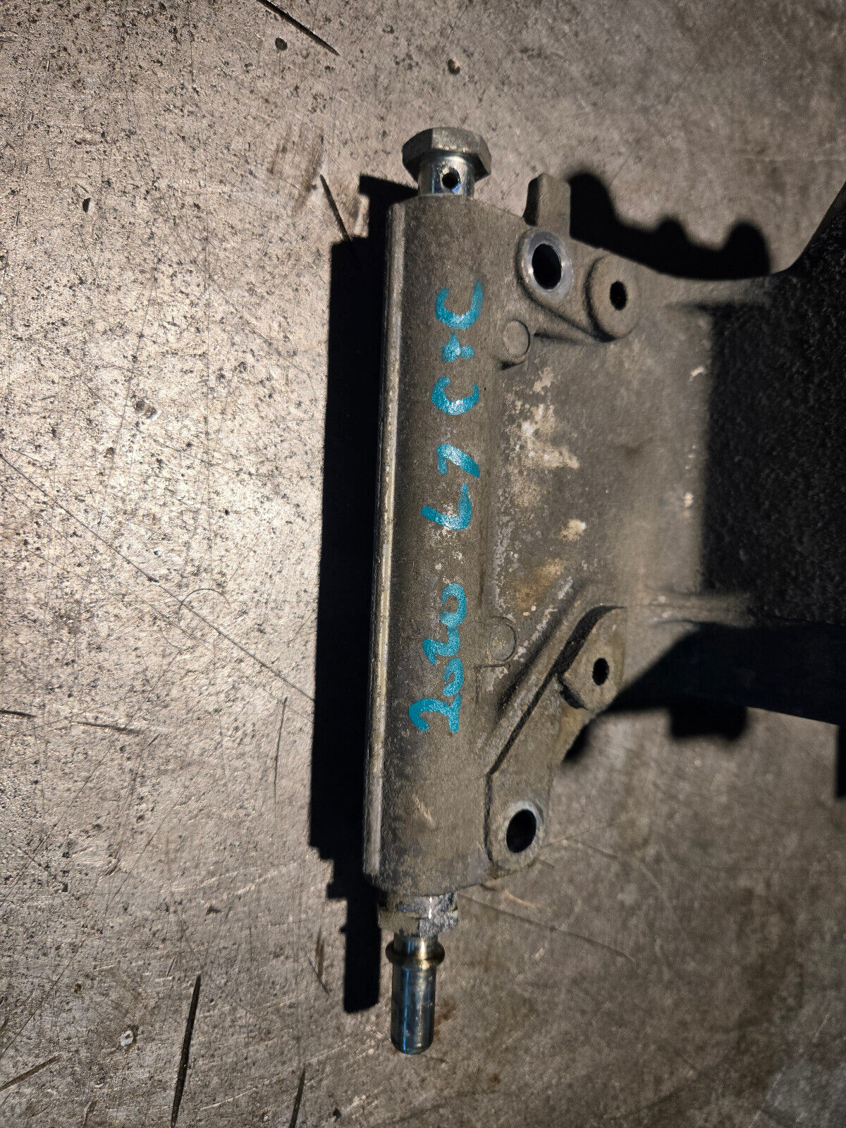 68444255AA 5523649 FUEL FILTER HOUSING BRACKET