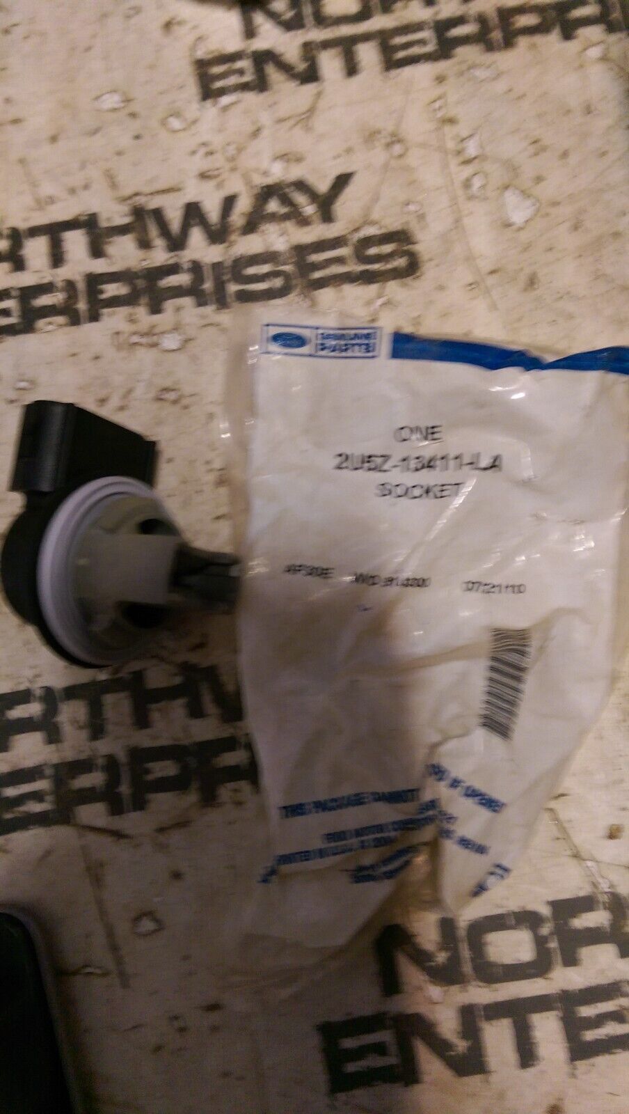 OEM NEW 2004-17 Ford Expedition Left Right Taillight Signal Socket 2U5Z-13411-LA