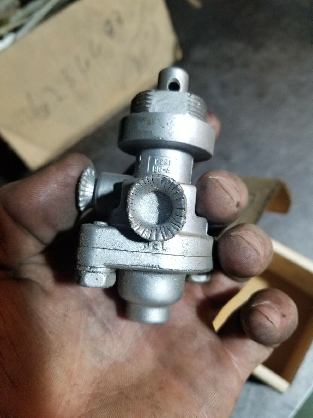 Bendix 287238 PP-8 Push/Pull Valve, 1/8" NPT Delivery Ports