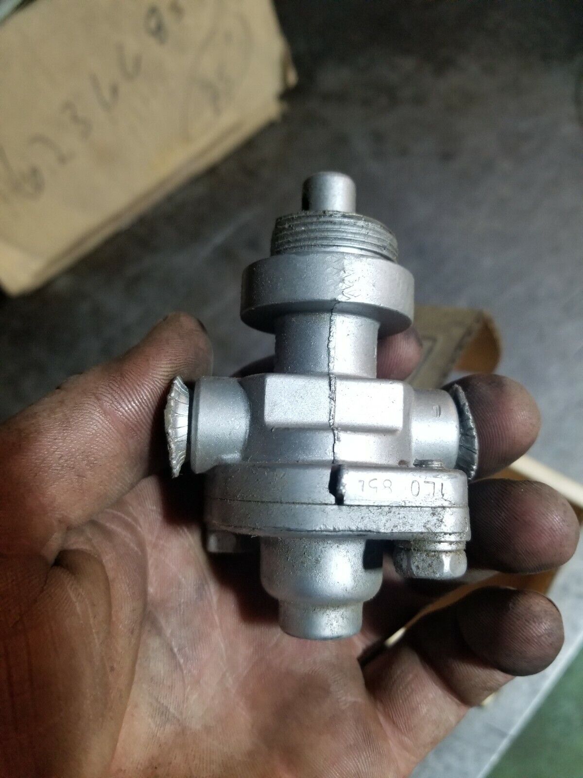 Bendix 287238 PP-8 Push/Pull Valve, 1/8" NPT Delivery Ports