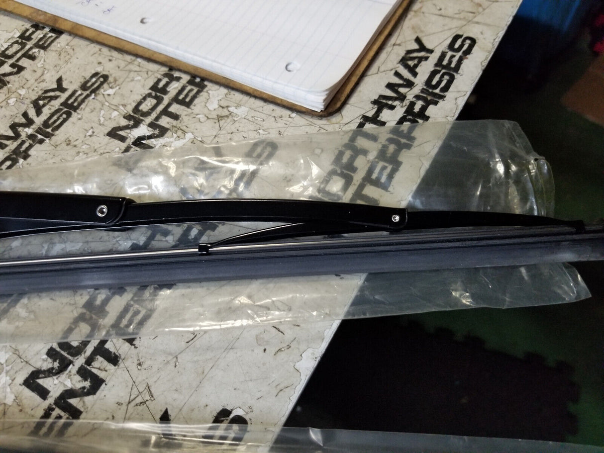 CAT WIPER BLADE 425-2682 4252682 142-4884 kit contains 2 blades and 1 arm
