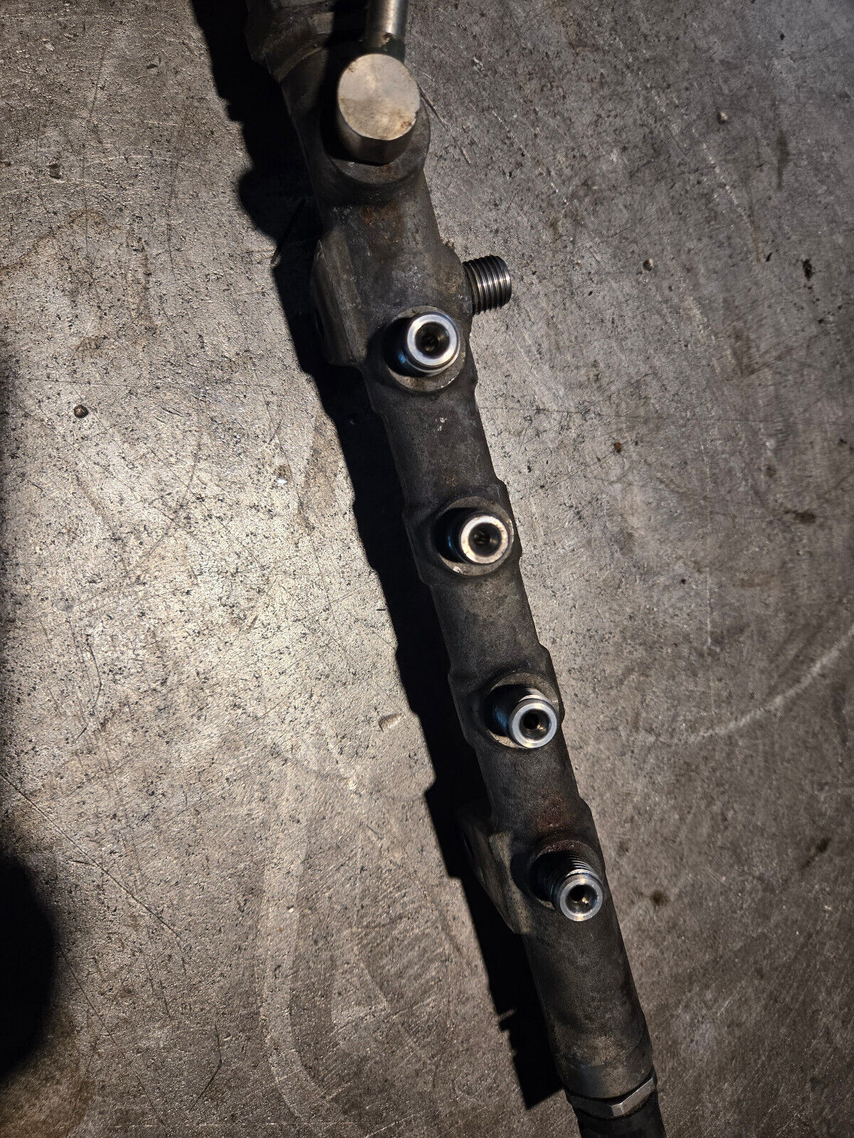 13-16 Mercedes X204 GLK250 E250 2.1 L Fuel Injector Rail Distributor 0445214275