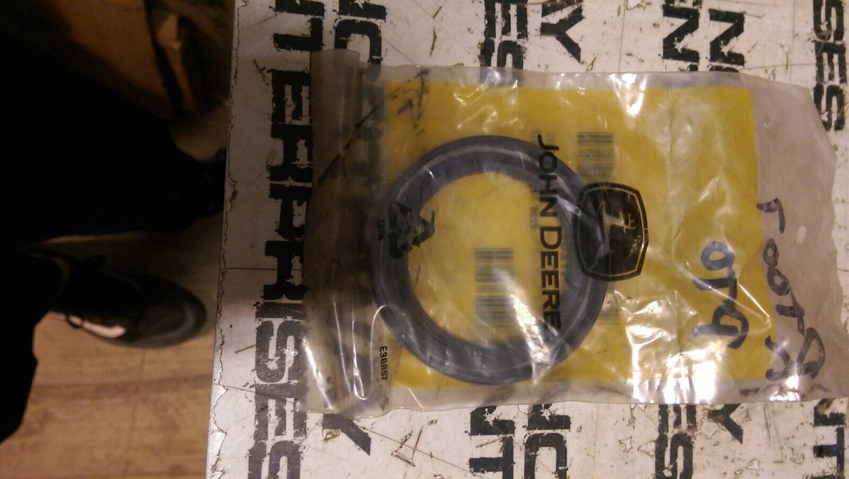 JOHN DEERE AT257098 SEAL