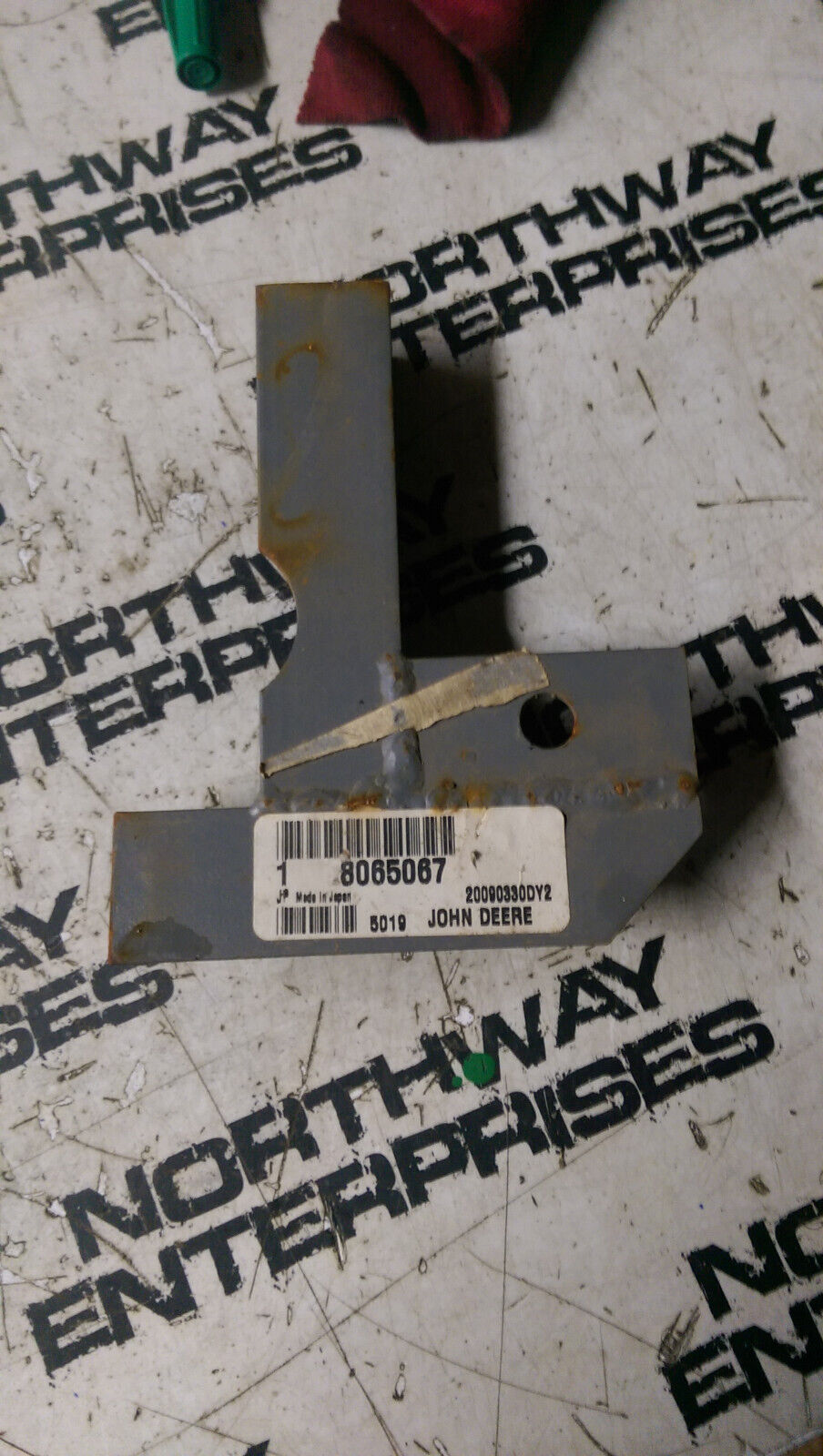 JOHN DEERE BRACKET 8065067 SUPPORT