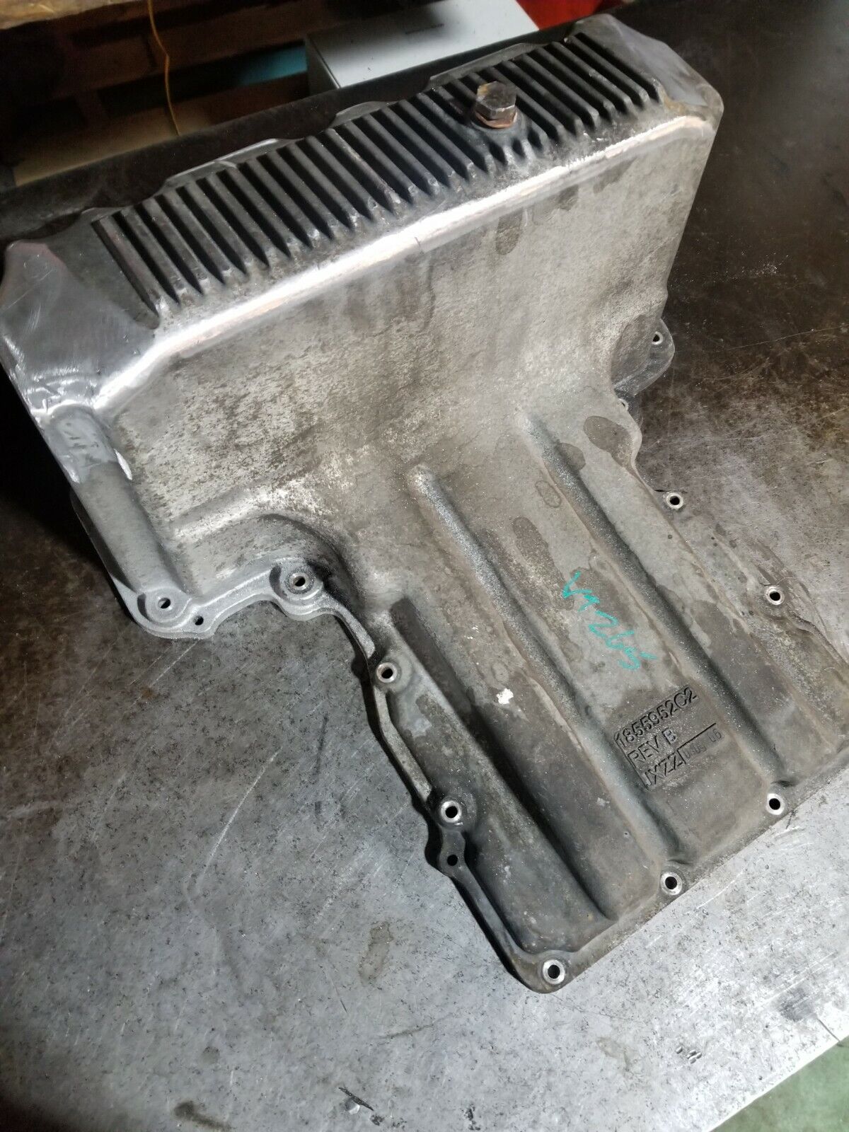 1855952C2 VT275 4.5 L V-6 DIESEL ALUMINUM OIL PAN
