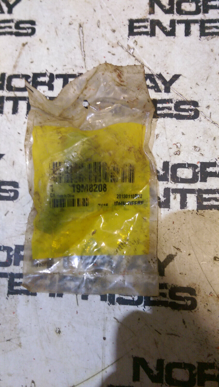 JOHN DEERE 19M8208 BOLT