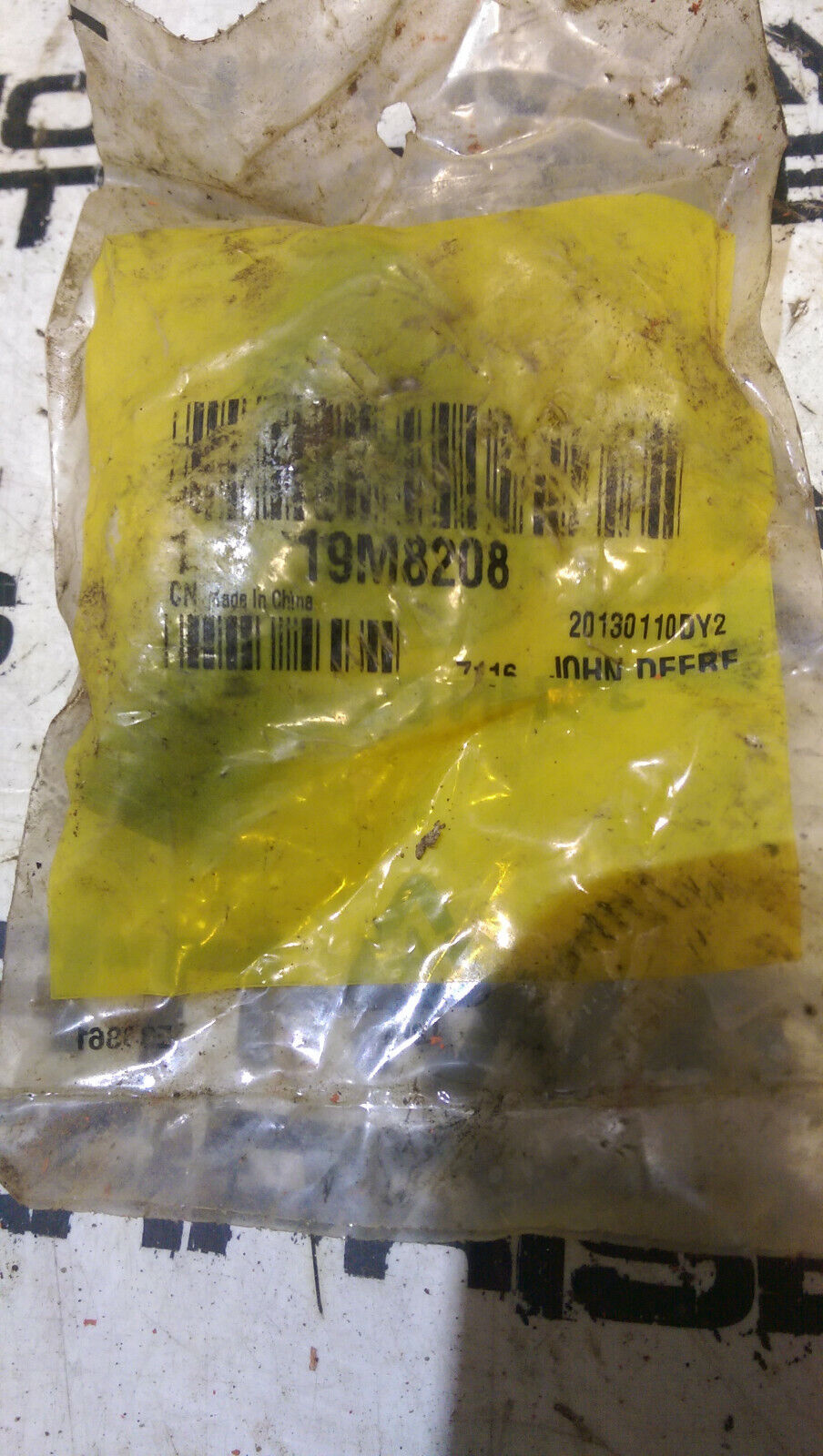 JOHN DEERE 19M8208 BOLT