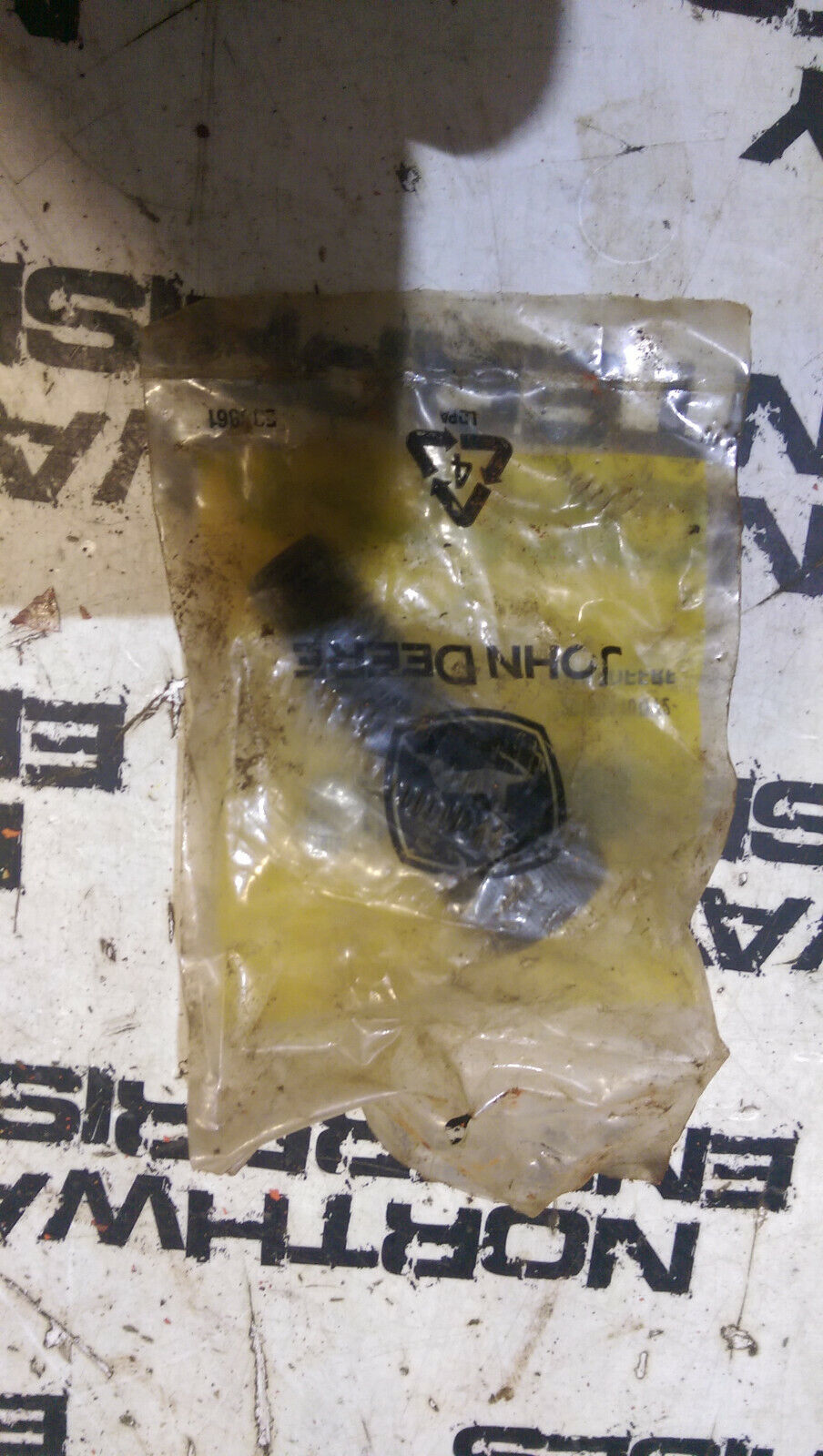 JOHN DEERE 19M8208 BOLT