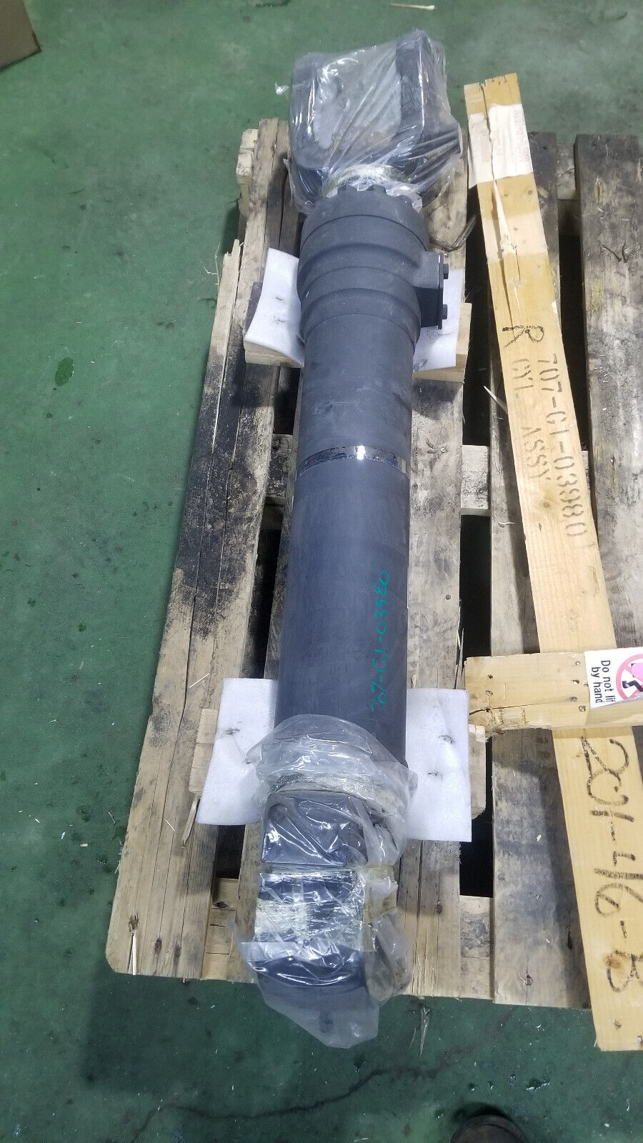 KOMATSU R707-G1-03980 - CYLINDER ASSEMBLY R707G103980