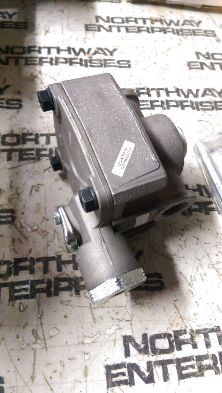 Genuine Bendix 801591 R-14 Relay Valve, 4 PSI Crack Pressure, 1/2" NPT Supply