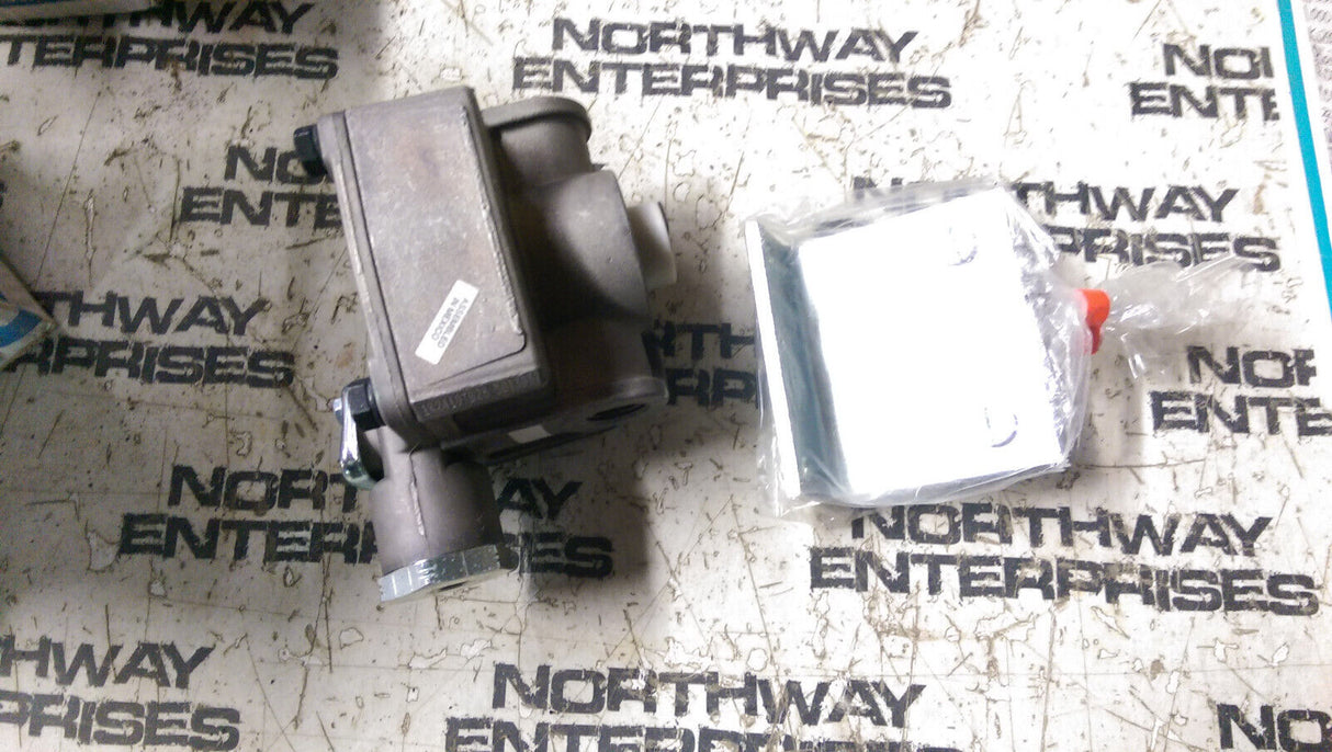 Genuine Bendix 801591 R-14 Relay Valve, 4 PSI Crack Pressure, 1/2" NPT Supply