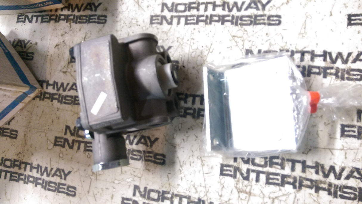 Genuine Bendix 801591 R-14 Relay Valve, 4 PSI Crack Pressure, 1/2" NPT Supply