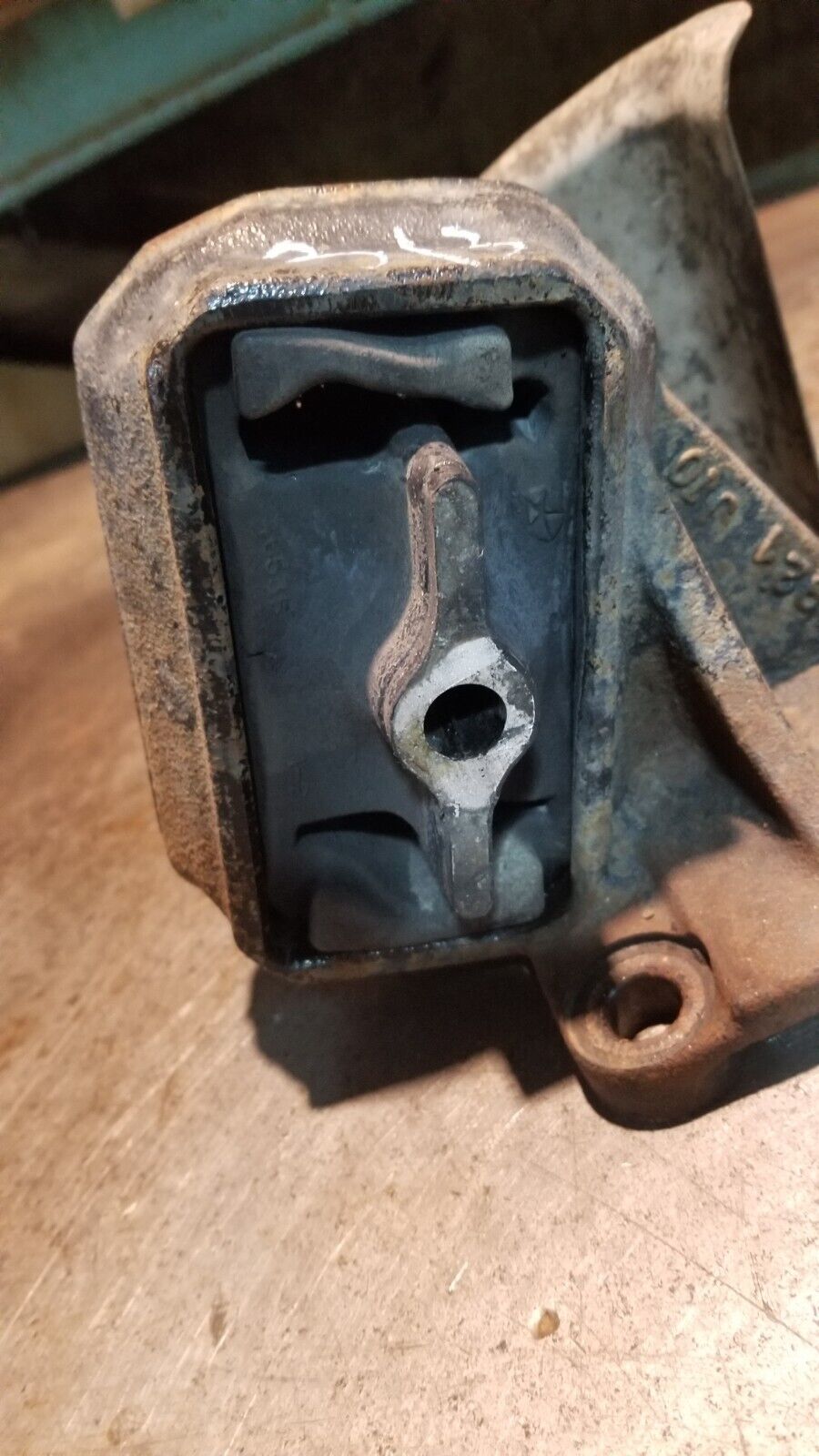 52121814AD 6.7L Cummins Engine Mount Bracket RH / Passenger side  re313