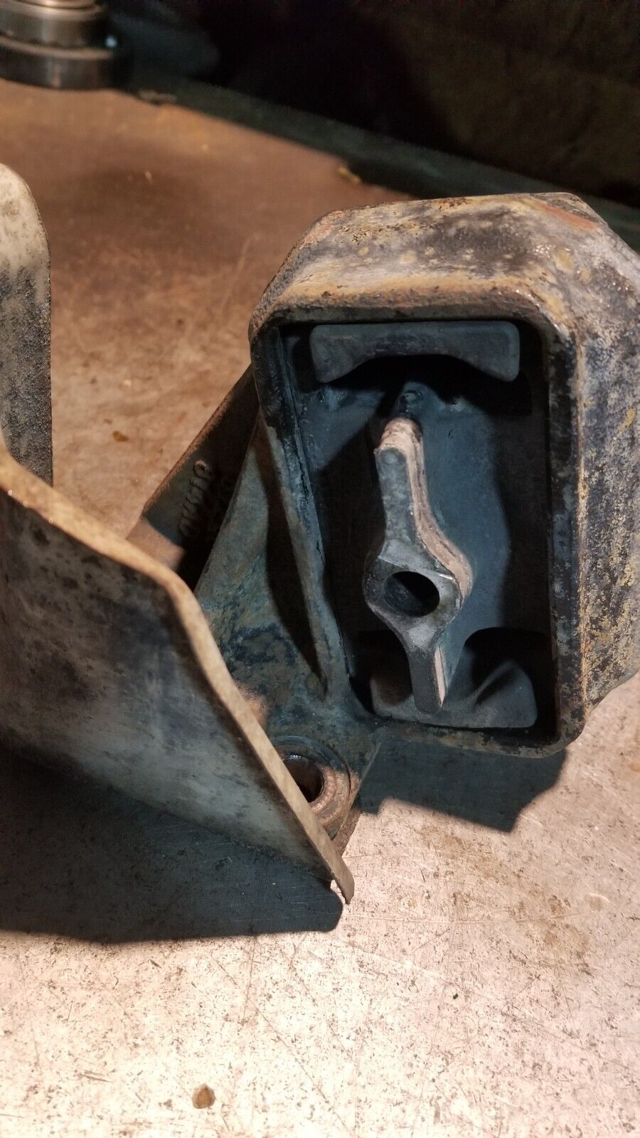 52121814AD 6.7L Cummins Engine Mount Bracket RH / Passenger side  re313