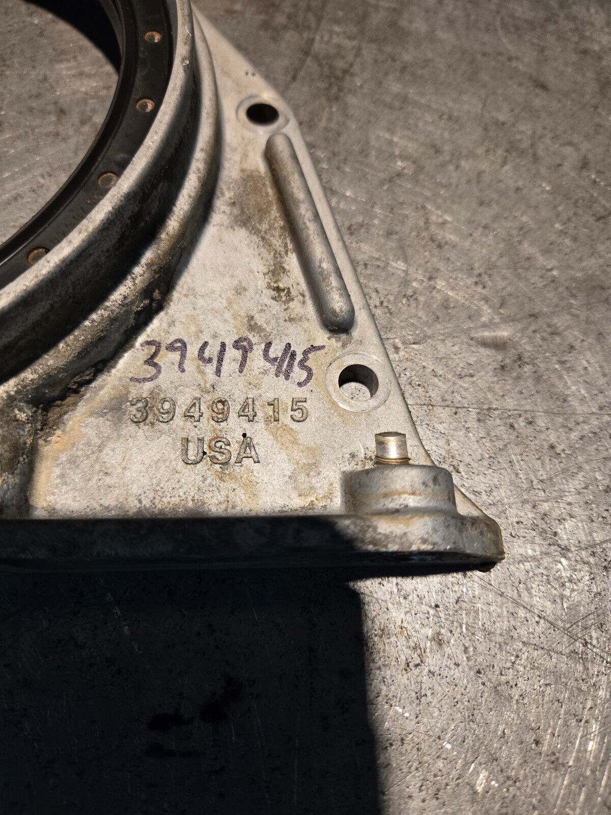 5.9l cummins rear main seal retainer 3949415