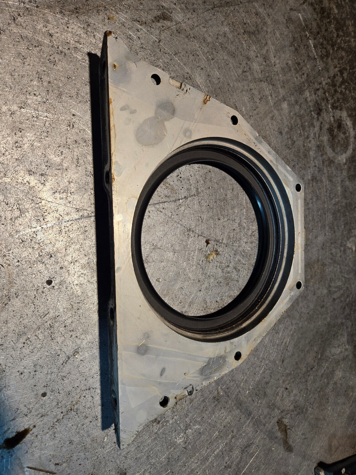 5.9l cummins rear main seal retainer 3949415