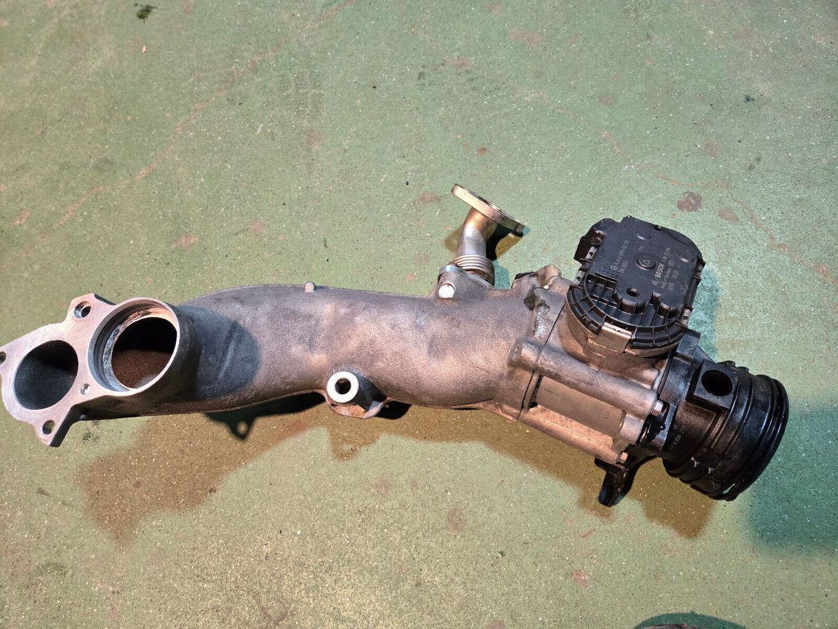 a6420983007 Mercedes-Benz OM642 intercharging air tube cross tube 10-18 Sprinter