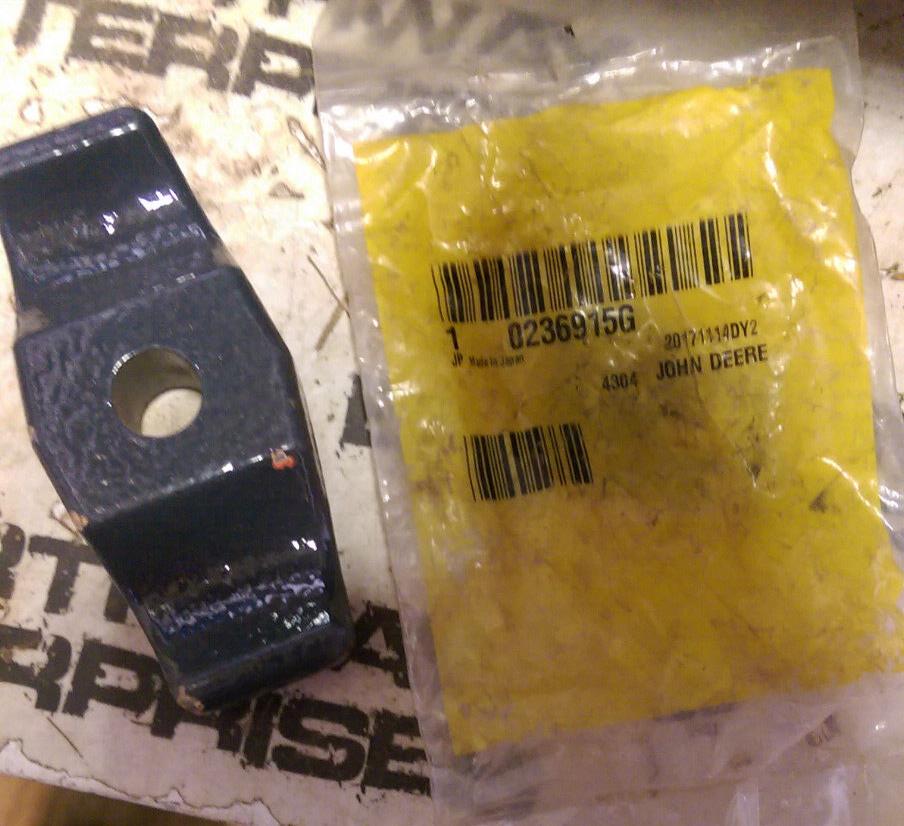 JOHN DEERE 0236915G CLAMP