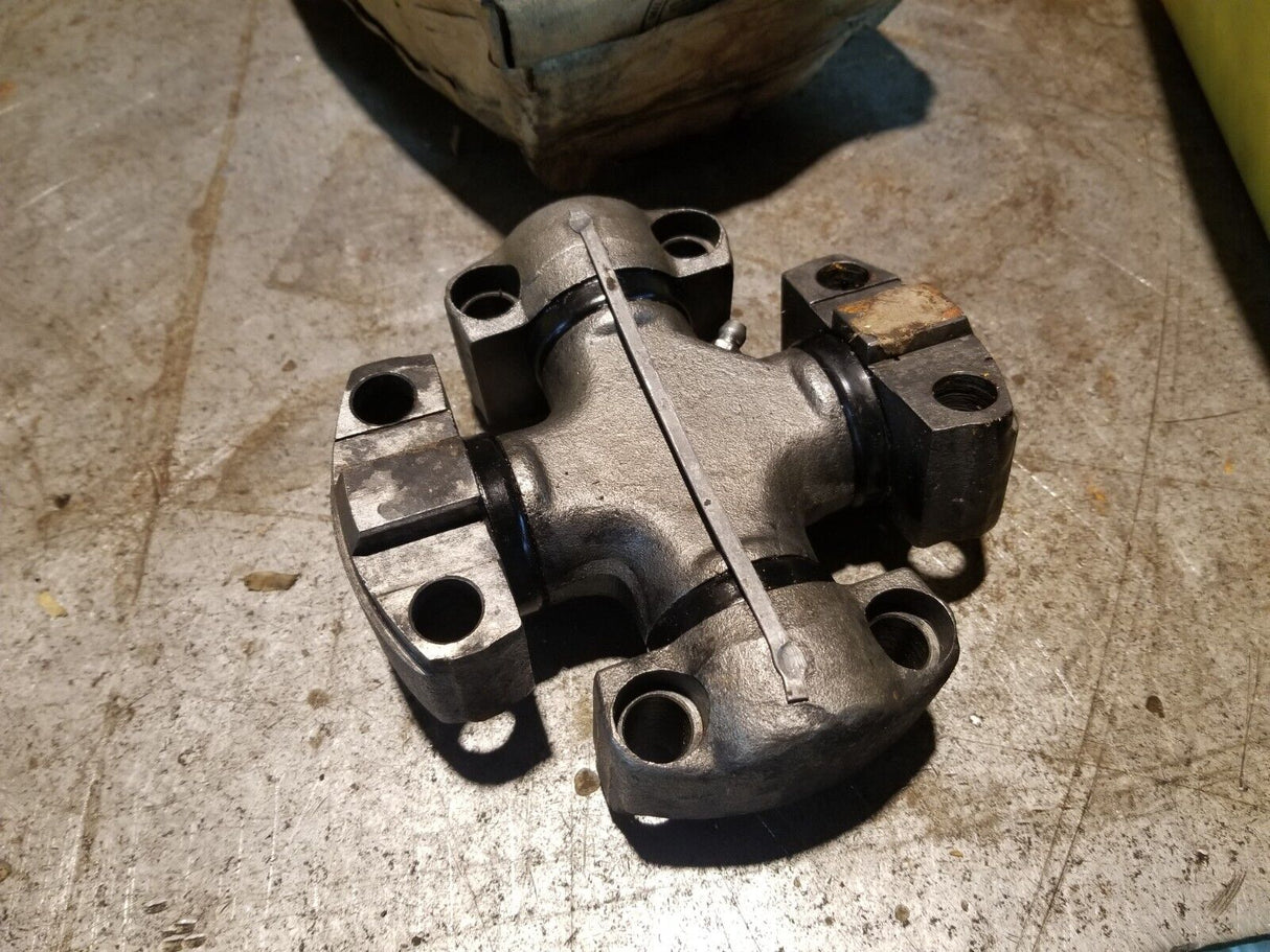 John Deere Pinion - AT74269 UNIVERSAL JOINT ref71